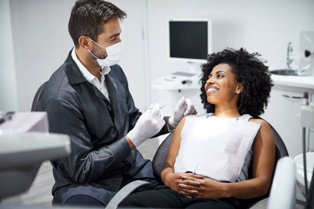 Dentista atendendo paciente com confiança